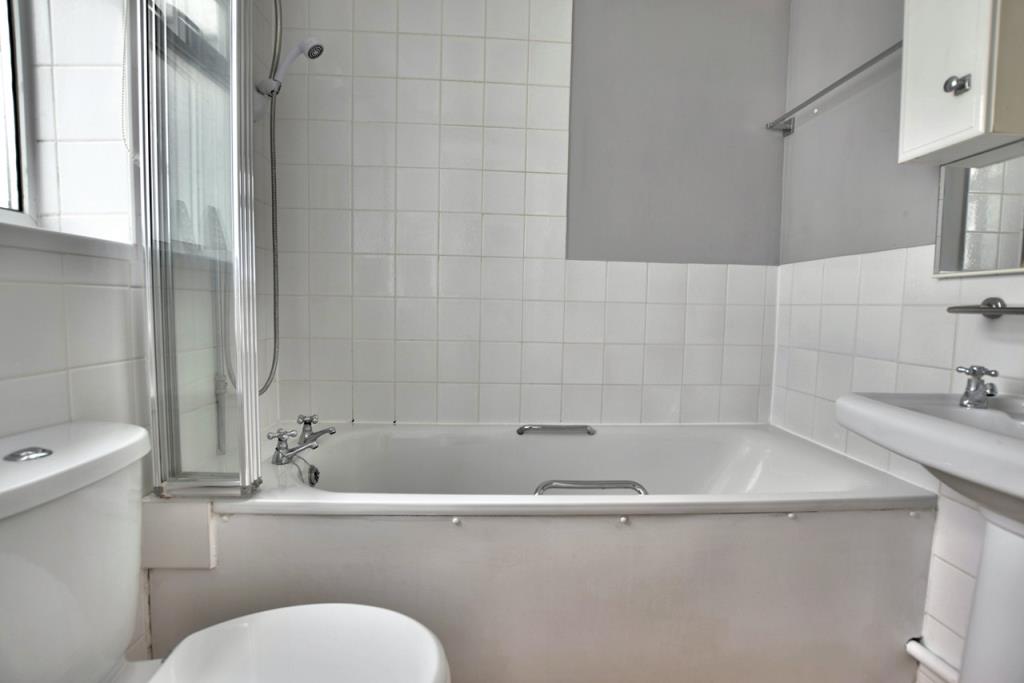 Lot: 149 - BLOCK OF APARTMENTS FOR INVESTMENT - Bathroom